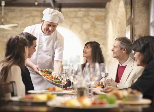 nu cuoi hai long cua khach hang chinh la dong luc cua dau bep