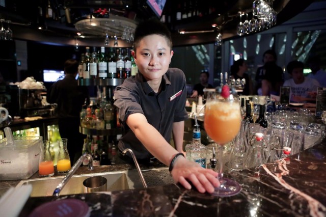 bartender vi tri tại câu lạc bộ