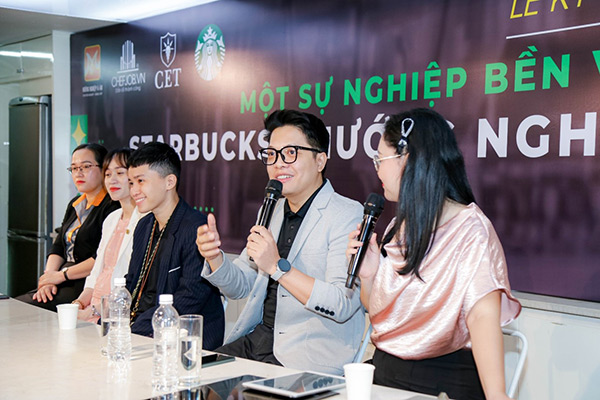 Đại diện Starbucks Vietnam phát biểu tại buổi lễ