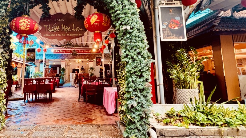 Nhà Hàng Thiết Mộc Lan